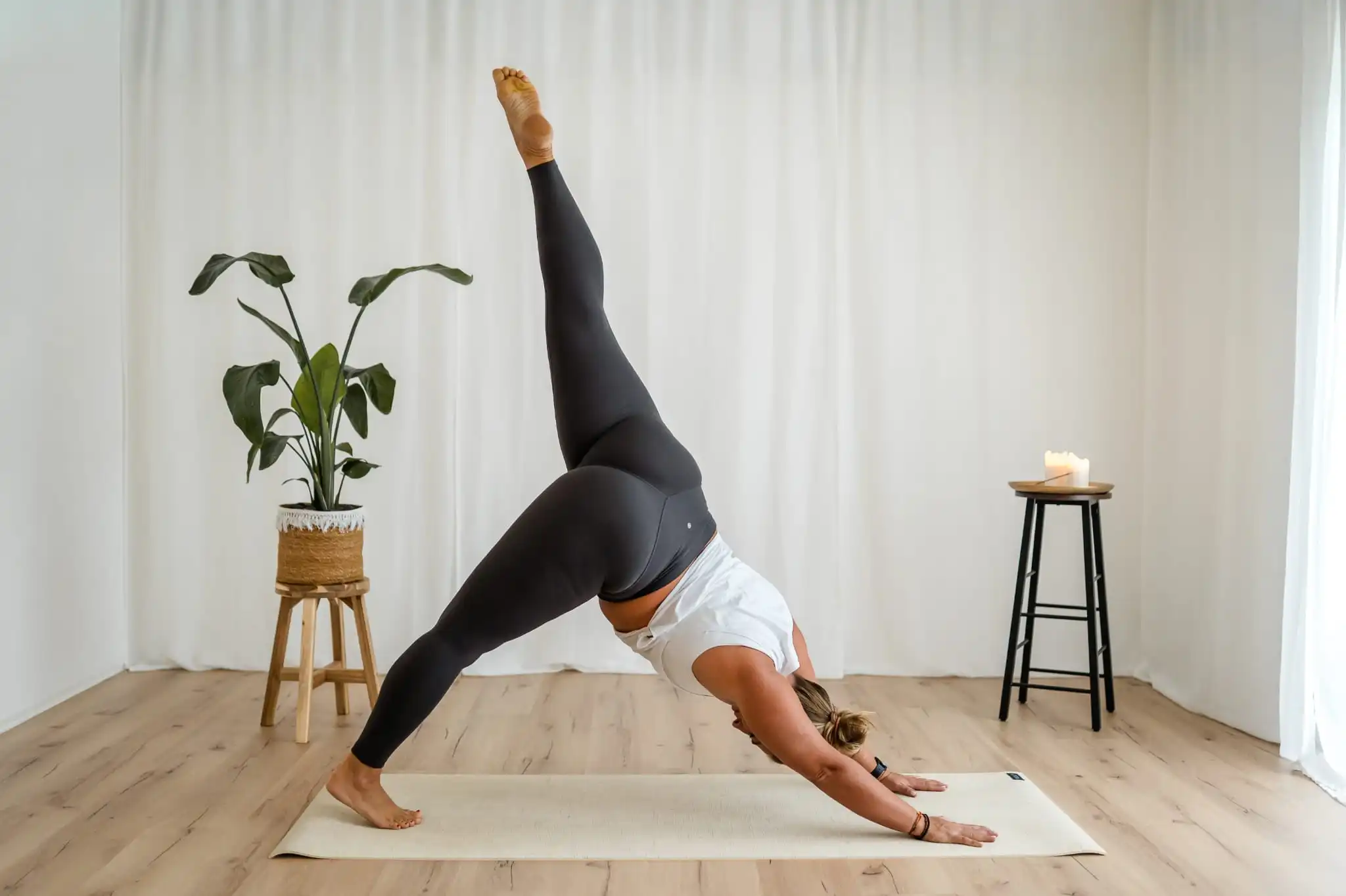 Yoga-Haltung auf der Matte